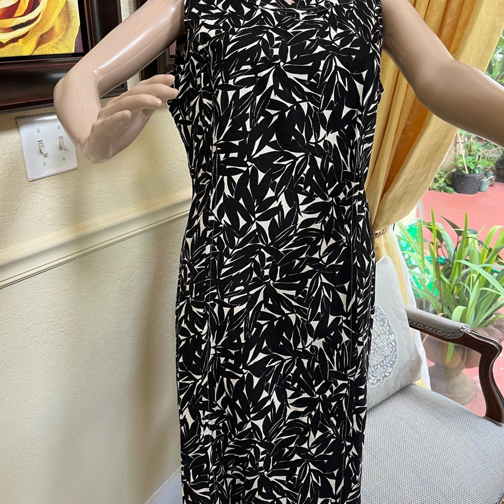 Beautifulful black and white floral print dress.